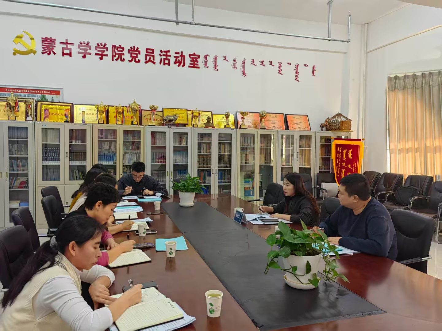 张桂芝副校长巡听旁听蒙古学学院党委理论学习中心组学习研讨