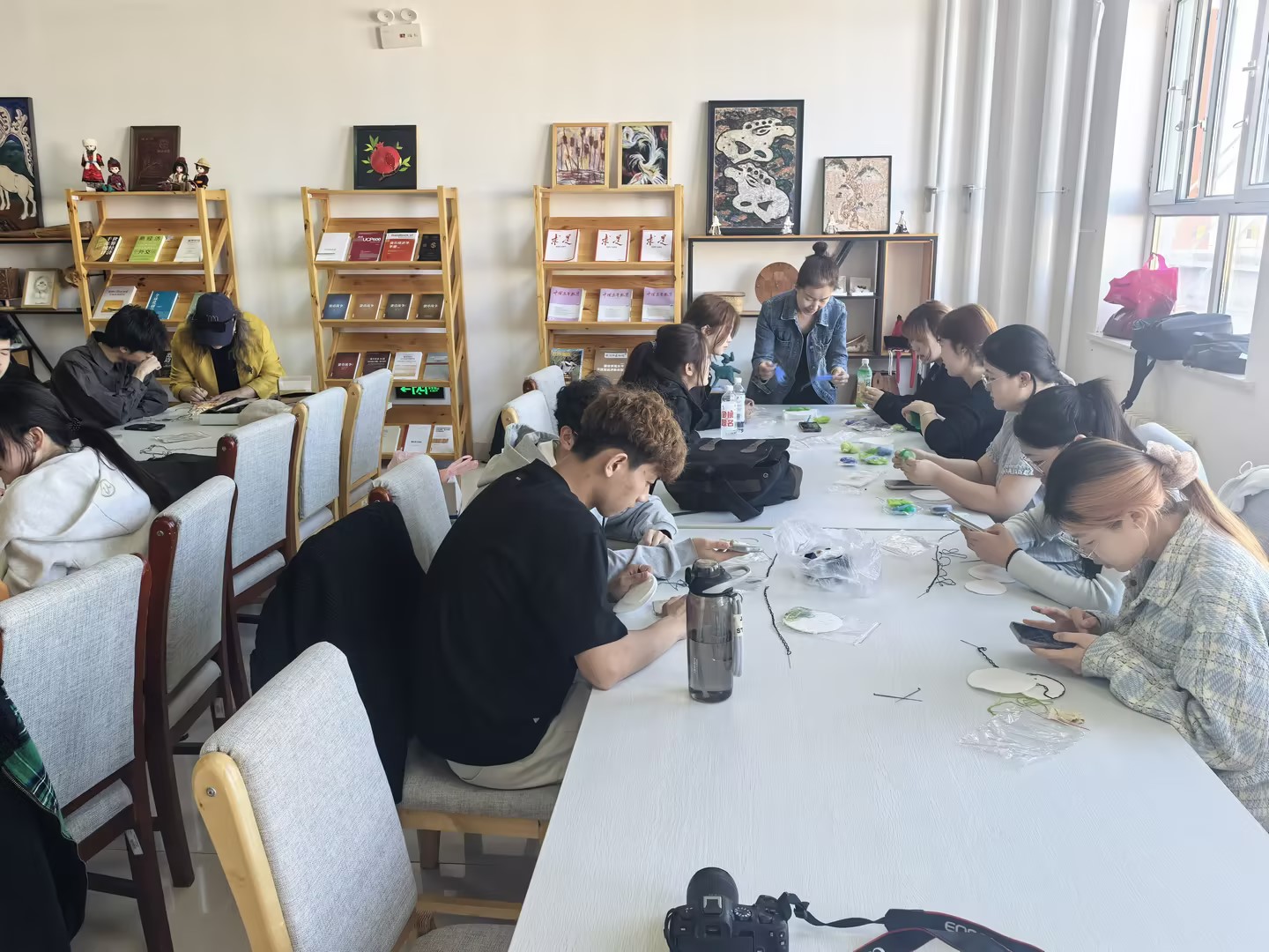 非遗进校园 匠心传草原——蒙古学学院开展民族刺绣与制作手工毡子实践活动