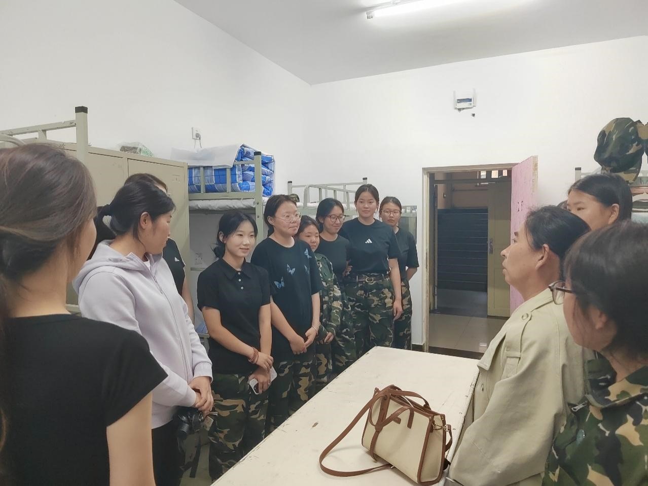 蒙古学学院学业导师深入宿舍，助力新生适应大学生活