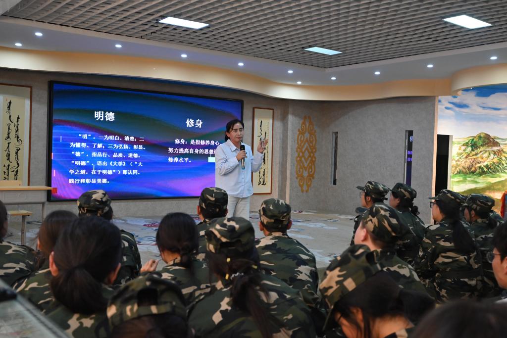 蒙古学学院开展“修身立德明初心，入党启航担使命”新生入学教育