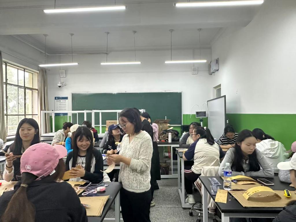 非遗进校园 桦皮焕新生——蒙古学学院邀请非遗传承人开展桦树皮制作技艺实践教学