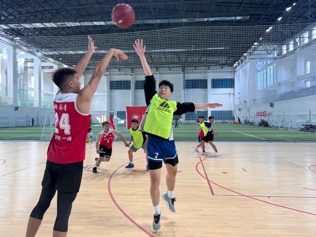 蒙古学学院举办“篮球盛宴, 共庆华诞”主题篮球赛